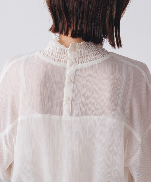 hunch(ハンチ)の「無地シャーリングネックブラウス(シャツ/ブラウス・レディース・オフホワイト/グレー/ピンク・FREE)」の4枚目の写真