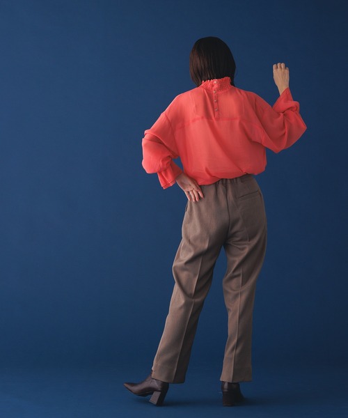 hunch(ハンチ)の「無地シャーリングネックブラウス(シャツ/ブラウス・レディース・オフホワイト/グレー/ピンク・FREE)」の5枚目の写真