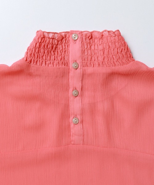 hunch(ハンチ)の「無地シャーリングネックブラウス(シャツ/ブラウス・レディース・オフホワイト/グレー/ピンク・FREE)」の9枚目の写真