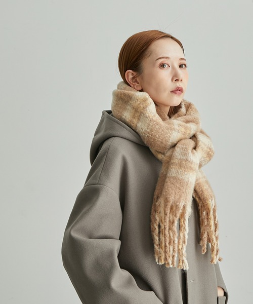 ROPE' PICNIC(ロペピクニック)の「リサイクルヤーンバルキーフリンジチェックストール(マフラー・レディース・ブルー系その他4/キナリ/ベージュ系その他2・FREE)」の2枚目の写真