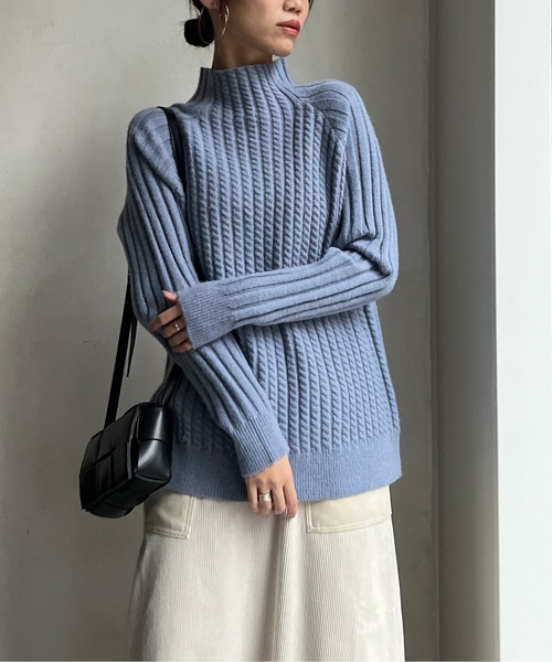 Chez toi(シェトワ)の「ケーブル編みスタンドネックプルオーバー(ニット/セーター・レディース・オフホワイト/ブラック/グリーン/サックスブルー・FREE)」の2枚目の写真