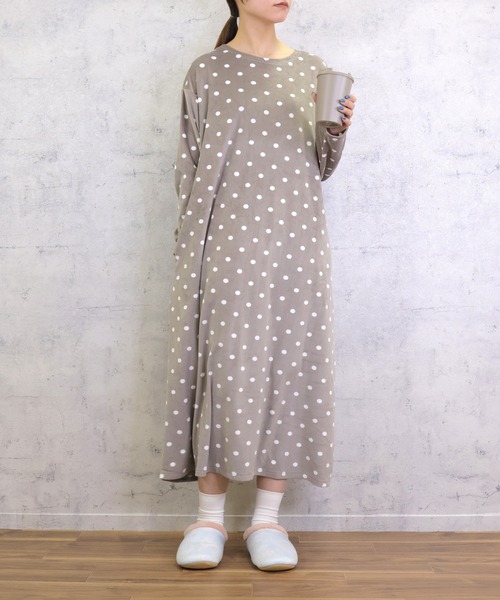emesuelee(エメスーリー)の「おうちの中だって可愛くありたい。ドットフリースロングルームワンピース(ルームワンピース・レディース・モカ/ダークブルー/サックスブルー・フリー)」の6枚目の写真