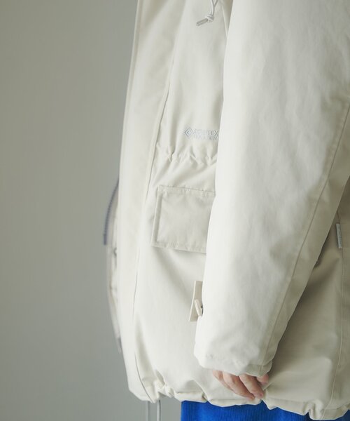 +phenix（プラスフェニックス）の「【+phenix / プラスフェニックス】別注 GORE-TEX スタンドカラー ダウンコート（ダウンジャケット/コート・メンズ・ベージュ/ホワイト/ブラック・MEDIUM/SMALL/LARGE）」の16枚目の写真