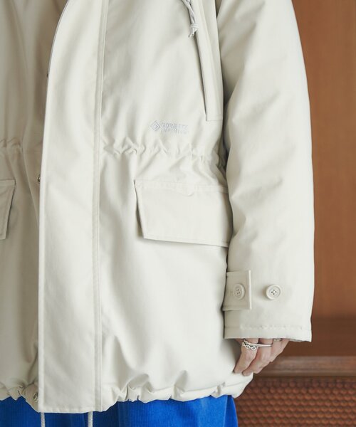 +phenix（プラスフェニックス）の「【+phenix / プラスフェニックス】別注 GORE-TEX スタンドカラー ダウンコート（ダウンジャケット/コート・メンズ・ベージュ/ホワイト/ブラック・MEDIUM/SMALL/LARGE）」の18枚目の写真