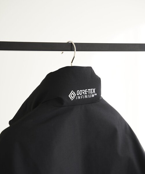 +phenix（プラスフェニックス）の「【+phenix / プラスフェニックス】別注 GORE-TEX スタンドカラー ダウンコート（ダウンジャケット/コート・メンズ・ベージュ/ホワイト/ブラック・MEDIUM/SMALL/LARGE）」の21枚目の写真