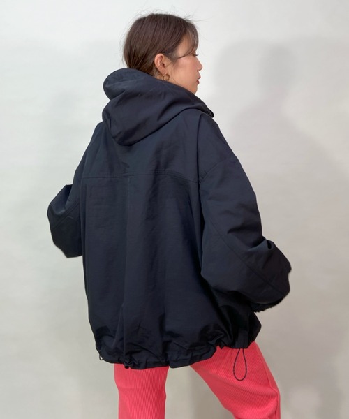 ROXY(ロキシー)の「ROXY/ロキシー ルーズシルエット/無地ワンポイントロゴナイロンジャケット RJK231622T(マウンテンパーカー・レディース・ホワイト/ブラック/グリーン・L/M)」の9枚目の写真