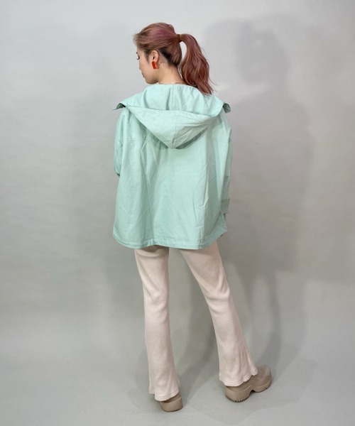 ROXY(ロキシー)の「ROXY/ロキシー ルーズシルエット/無地ワンポイントロゴナイロンジャケット RJK231622T(マウンテンパーカー・レディース・ホワイト/ブラック/グリーン・L/M)」の16枚目の写真