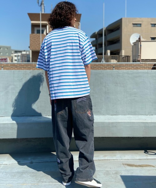 SANTA CRUZ(サンタクルーズ)の「【ムラサキスポーツ別注】SANTACRUZ/サンタクルーズ マルチボーダーTee ワンポイント刺繍/オーバーサイズ クルーネック半袖Tシャツ/ARCH HAND STRIPE TEE 502231405(Tシャツ/カットソー・メンズ・ネイビー/ホワイト/ブラック・XL/L/M)」の10枚目の写真