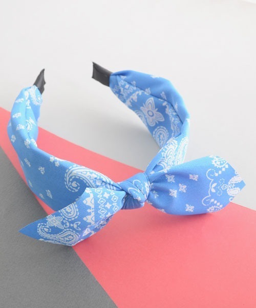 VIBGYOR Women（ヴィブジョー　ウィメン）の「【float】ペイズリー柄 リボン カチューシャ【10色展開】（カチューシャ・レディース・ブラック/レッド/ホワイト/ネイビー/ブルー/イエロー/オレンジ/グリーン/パープル/ボルドー・FREE）」の6枚目の写真