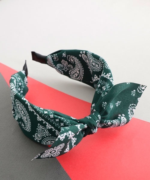 VIBGYOR Women（ヴィブジョー　ウィメン）の「【float】ペイズリー柄 リボン カチューシャ【10色展開】（カチューシャ・レディース・ブラック/レッド/ホワイト/ネイビー/ブルー/イエロー/オレンジ/グリーン/パープル/ボルドー・FREE）」の4枚目の写真