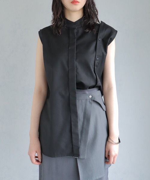 &g'aime(アンジェム)の「【&g’aime】マルチウェイボタンデザインノースリーブシャツ(シャツ/ブラウス・レディース・チャコールグレー/ブラック・FREE)」の1枚目の写真