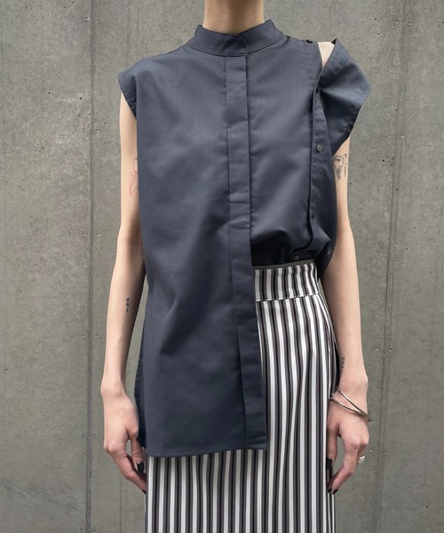 &g'aime(アンジェム)の「【&g’aime】マルチウェイボタンデザインノースリーブシャツ(シャツ/ブラウス・レディース・チャコールグレー/ブラック・FREE)」の3枚目の写真