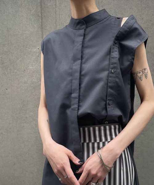 &g'aime(アンジェム)の「【&g’aime】マルチウェイボタンデザインノースリーブシャツ(シャツ/ブラウス・レディース・チャコールグレー/ブラック・FREE)」の7枚目の写真