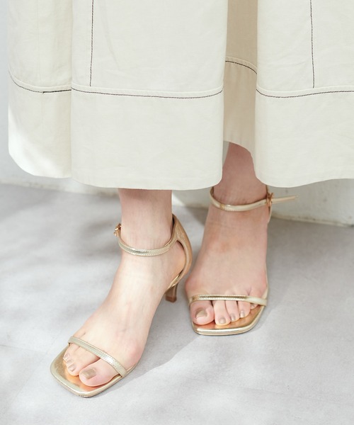 natural couture（ナチュラルクチュール）の「メタリック細ストラップサンダル（サンダル・レディース・ゴールド/ブラック/シルバー・SMALL/MEDIUM/LARGE）」の2枚目の写真