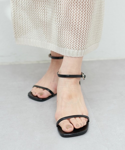 natural couture（ナチュラルクチュール）の「メタリック細ストラップサンダル（サンダル・レディース・ゴールド/ブラック/シルバー・SMALL/MEDIUM/LARGE）」の5枚目の写真