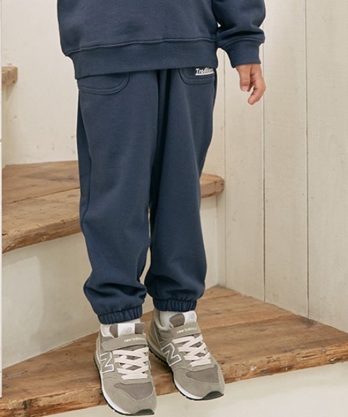 b・ROOM(ビールーム)の「【表コットン毛玉バイバイ】裾ゴムスウェットパンツ(その他パンツ・キッズ・チャコール/エメラルド/グレイッシュブルー/オートミール/ネイビー・140cm/100cm/120cm/110cm/130cm)」の4枚目の写真