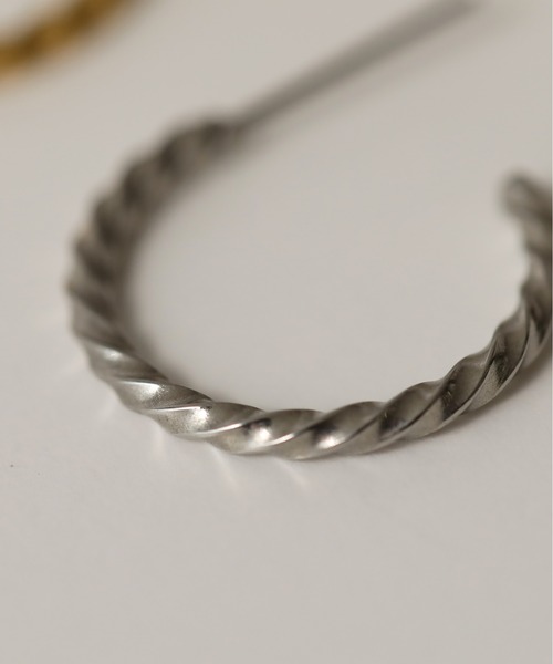 ORLEAN（オルレアン）の「金属アレルギー対応 スクリューカットフープピアス 20ｍｍ 両耳用 サージカルス（ピアス（両耳用）・レディース・シルバー/ゴールド・フリー）」の3枚目の写真