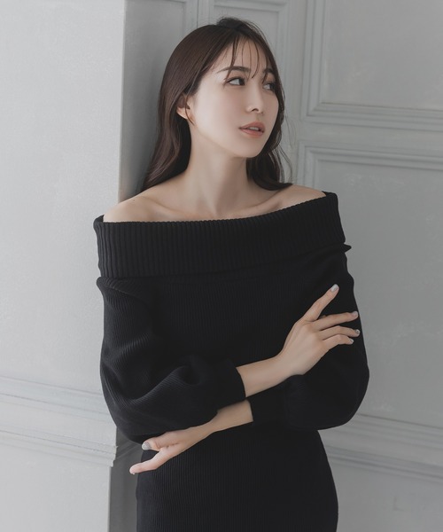 Julia Boutique（ジュリアブティック）の「オフショルダーマーメイドニットワンピース/23521（ワンピース・レディース・アイボリー/ブラック/ピンク・ONE）」の4枚目の写真
