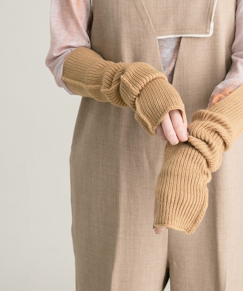 KBF（ケイビーエフ）の「スリットリブアームウォーマー（手袋・レディース・ベージュ/キャメル/チャコールグレー・ONE）」の2枚目の写真