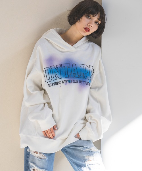 PAGEBOY(ページボーイ)の「スプレーロゴルーズパーカー(パーカー・レディース・オフホワイト/スカイブルー/ブラック・FREE)」の4枚目の写真