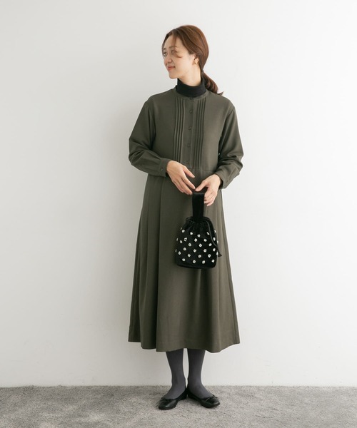 URBAN RESEARCH DOORS（アーバンリサーチドアーズ）の「『UR TECH SMOOTHLUXE』フロントピンタック切替ワンピース（ワンピース・レディース・カーキ/チャコールグレー/モカ・MEDIUM）」の13枚目の写真