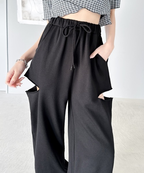 mily bilet（ミウィビレット）の「【mily bilet】存在感を発揮する一枚。カットオフワイドスウェットパンツ（スウェットパンツ・レディース・ブラック/オートミール/グレー・X-LARGE/SMALL/MEDIUM/LARGE）」の4枚目の写真