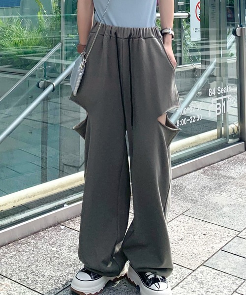 mily bilet（ミウィビレット）の「【mily bilet】存在感を発揮する一枚。カットオフワイドスウェットパンツ（スウェットパンツ・レディース・ブラック/オートミール/グレー・X-LARGE/SMALL/MEDIUM/LARGE）」の6枚目の写真