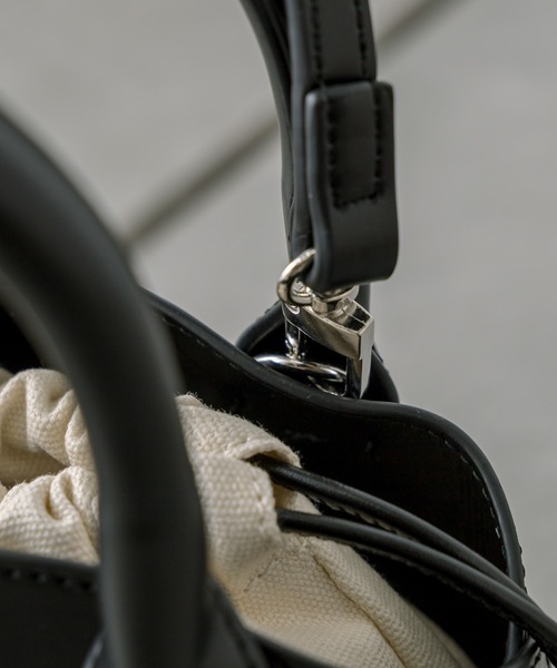 loti(ロティ)の「【EC限定】loti 巾着付きミニハンドルBAG(ハンドバッグ・レディース・ブラック/ブラウン/グリーン・ONE SIZE)」の12枚目の写真