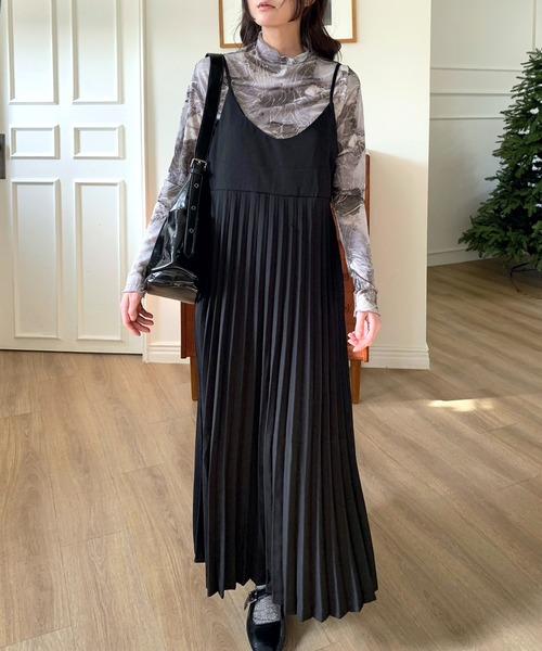 UNE MANSION（ユヌマンション）の「【レイヤード/重ね着コーデおすすめ】ビスチェプリーツキャミソールジャンスカロングワンピース（ワンピース・レディース・ベージュ/ブラック・FREE）」の2枚目の写真