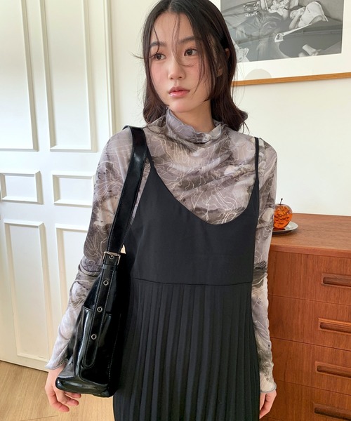 UNE MANSION（ユヌマンション）の「【レイヤード/重ね着コーデおすすめ】ビスチェプリーツキャミソールジャンスカロングワンピース（ワンピース・レディース・ベージュ/ブラック・FREE）」の10枚目の写真