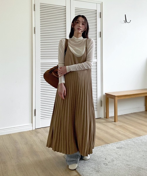 UNE MANSION（ユヌマンション）の「【レイヤード/重ね着コーデおすすめ】ビスチェプリーツキャミソールジャンスカロングワンピース（ワンピース・レディース・ベージュ/ブラック・FREE）」の7枚目の写真