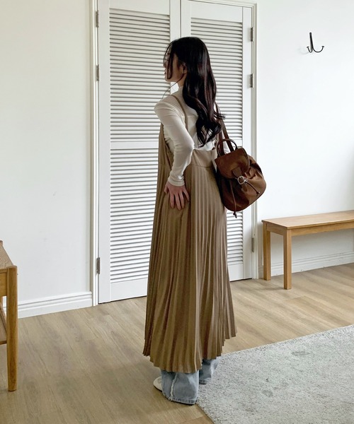 UNE MANSION（ユヌマンション）の「【レイヤード/重ね着コーデおすすめ】ビスチェプリーツキャミソールジャンスカロングワンピース（ワンピース・レディース・ベージュ/ブラック・FREE）」の13枚目の写真