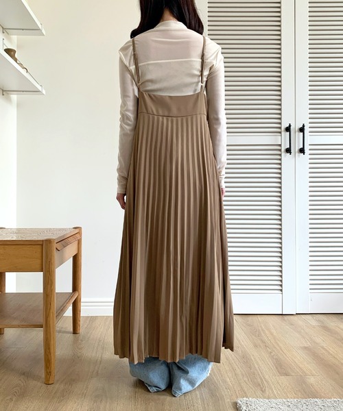 UNE MANSION（ユヌマンション）の「【レイヤード/重ね着コーデおすすめ】ビスチェプリーツキャミソールジャンスカロングワンピース（ワンピース・レディース・ベージュ/ブラック・FREE）」の9枚目の写真