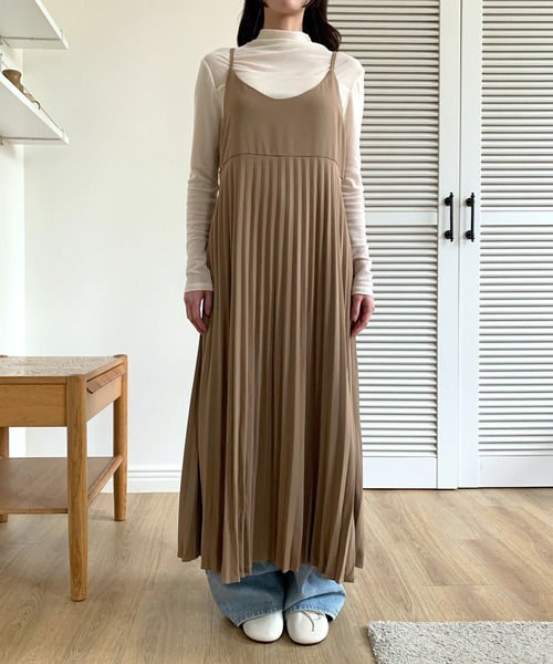 UNE MANSION（ユヌマンション）の「【レイヤード/重ね着コーデおすすめ】ビスチェプリーツキャミソールジャンスカロングワンピース（ワンピース・レディース・ベージュ/ブラック・FREE）」の4枚目の写真