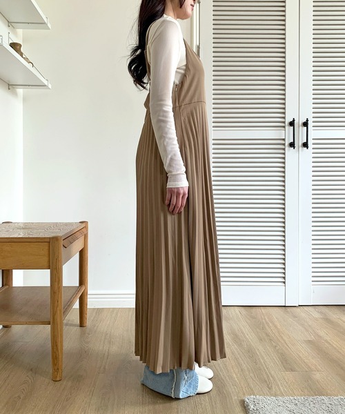 UNE MANSION（ユヌマンション）の「【レイヤード/重ね着コーデおすすめ】ビスチェプリーツキャミソールジャンスカロングワンピース（ワンピース・レディース・ベージュ/ブラック・FREE）」の6枚目の写真