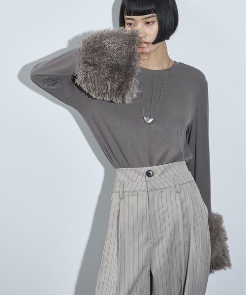 THE YOn（ザヨン）の「ベルスリーブエコファー切替カフトップス（Tシャツ/カットソー・レディース・レディッシュグレー/ブラック/アイボリー・FREE）」の3枚目の写真