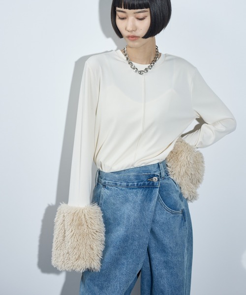 THE YOn（ザヨン）の「ベルスリーブエコファー切替カフトップス（Tシャツ/カットソー・レディース・レディッシュグレー/ブラック/アイボリー・FREE）」の2枚目の写真