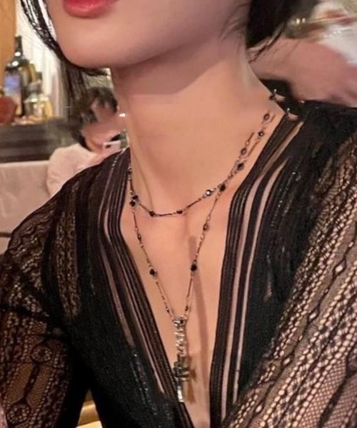 ARCHIVER（アーカイバ）の「【Bz】クロスアクリルストーン２連チョーカーネックレス/Y2K（MA）（ネックレス・レディース・ブラック・FREE）」の2枚目の写真