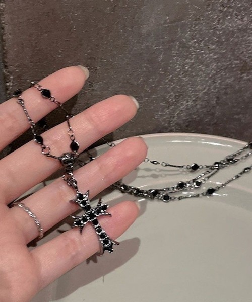 ARCHIVER（アーカイバ）の「【Bz】クロスアクリルストーン２連チョーカーネックレス/Y2K（MA）（ネックレス・レディース・ブラック・FREE）」の4枚目の写真