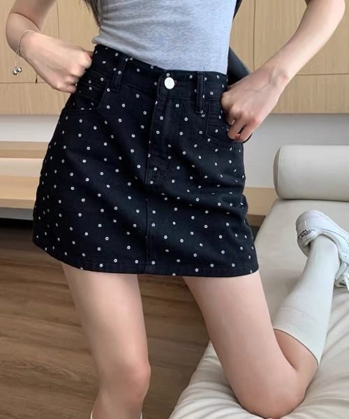 Achic(アシック)の「小花柄ミニスカート(デニムスカート・レディース・ブラック・S/M/L)」の1枚目の写真