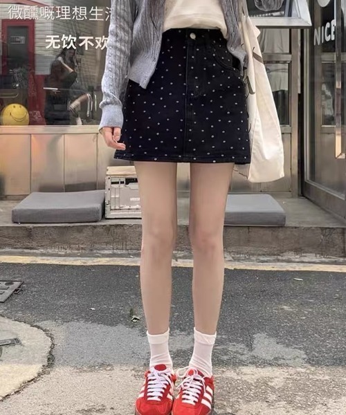 Achic(アシック)の「小花柄ミニスカート(デニムスカート・レディース・ブラック・S/M/L)」の8枚目の写真