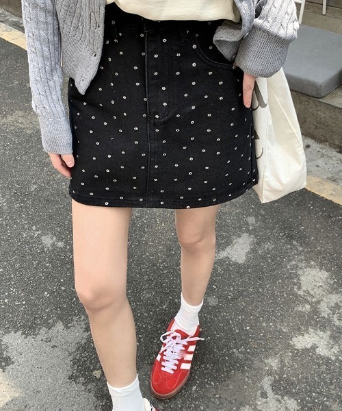 Achic(アシック)の「小花柄ミニスカート(デニムスカート・レディース・ブラック・S/M/L)」の5枚目の写真