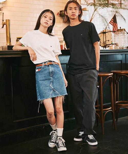TOMMY HILFIGER(トミーヒルフィガー)の「【オンライン限定】トミーヒルフィガー ワンポイントロゴクルーネックオーバーサイズTシャツ(Tシャツ/カットソー・レディース・グレー/ホワイト/ブラック・LARGE/XX-LARGE/X-LARGE/MEDIUM/SMALL)」の2枚目の写真