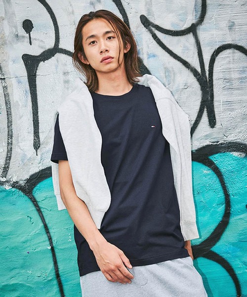 TOMMY HILFIGER(トミーヒルフィガー)の「【オンライン限定】トミーヒルフィガー ワンポイントロゴクルーネックオーバーサイズTシャツ(Tシャツ/カットソー・レディース・グレー/ホワイト/ブラック・LARGE/XX-LARGE/X-LARGE/MEDIUM/SMALL)」の18枚目の写真