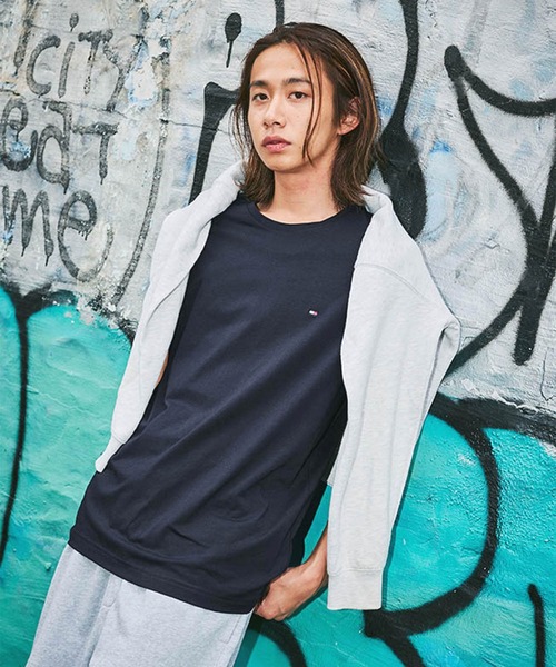 TOMMY HILFIGER(トミーヒルフィガー)の「【オンライン限定】トミーヒルフィガー ワンポイントロゴクルーネックオーバーサイズTシャツ(Tシャツ/カットソー・レディース・グレー/ホワイト/ブラック・LARGE/XX-LARGE/X-LARGE/MEDIUM/SMALL)」の19枚目の写真