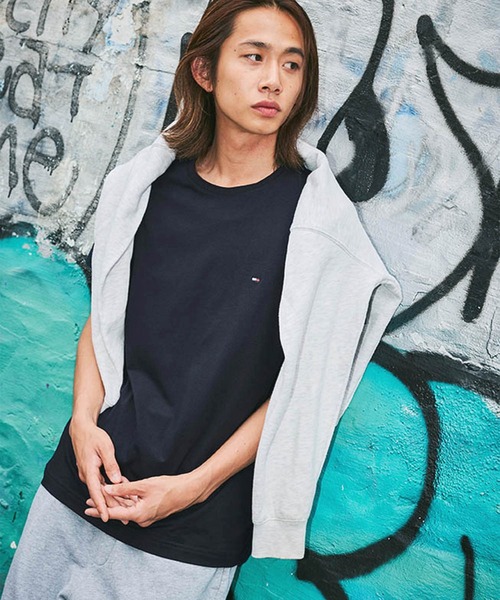 TOMMY HILFIGER(トミーヒルフィガー)の「【オンライン限定】トミーヒルフィガー ワンポイントロゴクルーネックオーバーサイズTシャツ(Tシャツ/カットソー・レディース・グレー/ホワイト/ブラック・LARGE/XX-LARGE/X-LARGE/MEDIUM/SMALL)」の20枚目の写真