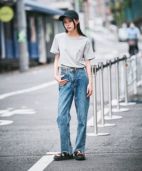 TOMMY HILFIGER(トミーヒルフィガー)の「【オンライン限定】トミーヒルフィガー ワンポイントロゴクルーネックオーバーサイズTシャツ(Tシャツ/カットソー・レディース・グレー/ホワイト/ブラック・LARGE/XX-LARGE/X-LARGE/MEDIUM/SMALL)」の9枚目の写真