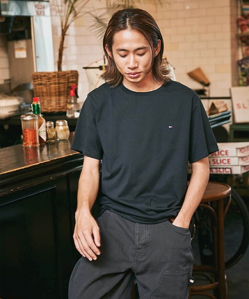 TOMMY HILFIGER(トミーヒルフィガー)の「【オンライン限定】トミーヒルフィガー ワンポイントロゴクルーネックオーバーサイズTシャツ(Tシャツ/カットソー・レディース・グレー/ホワイト/ブラック・LARGE/XX-LARGE/X-LARGE/MEDIUM/SMALL)」の6枚目の写真