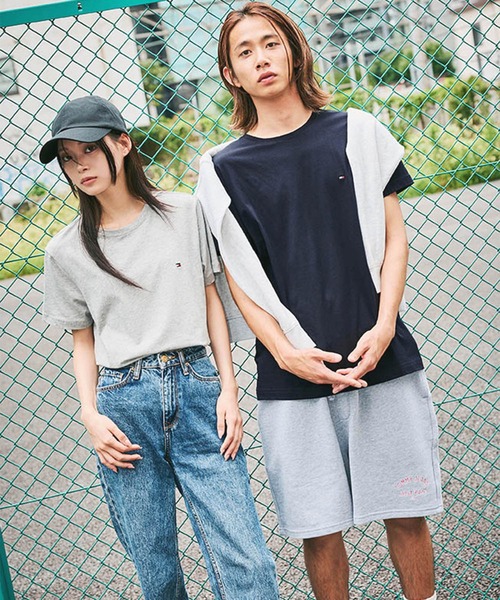 TOMMY HILFIGER(トミーヒルフィガー)の「【オンライン限定】トミーヒルフィガー ワンポイントロゴクルーネックオーバーサイズTシャツ(Tシャツ/カットソー・レディース・グレー/ホワイト/ブラック・LARGE/XX-LARGE/X-LARGE/MEDIUM/SMALL)」の14枚目の写真