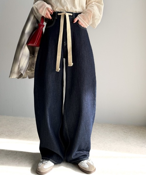 classicalelf(クラシカルエルフ)の「大人カジュアルをお洒落に格上げ。ドロスト紐付きカーブイージーデニムパンツ(デニムパンツ・レディース・ワンウォッシュ/ブルー/ライトブルー・X-LARGE/LARGE/MEDIUM/SMALL)」の3枚目の写真